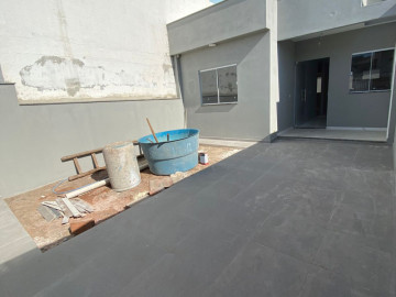 GARAGEM E AREA DE JARDIM